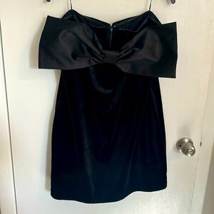 Strapless Velvet black mini dress with satin bow! Great for Holiday parties! 🎉